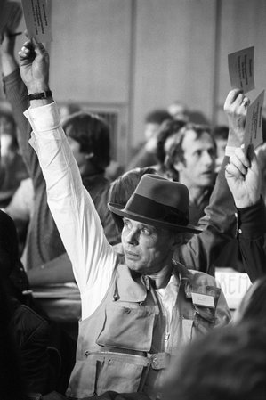Joseph Beuys hebt auf dem Gründungsparteitag der GRÜNEN seine Stimmkarte