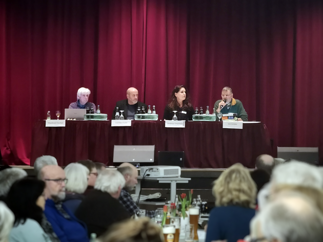 Das Podium im Kursaal: (v.links) Manfred Fischer, Günther Pulte, Andrea Saynisch, Seb Schäfer ( Bild Marie Brück)